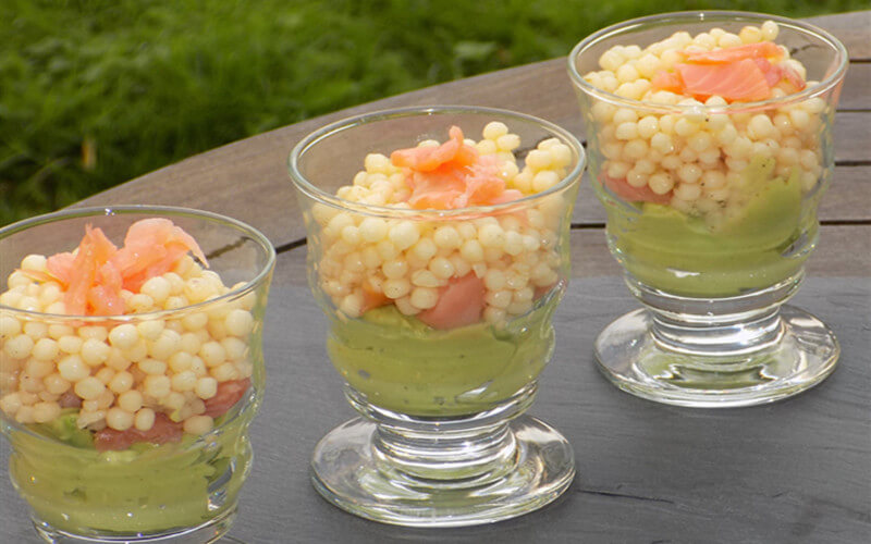 Verrines au saumon, avocat et petite perle de pâte