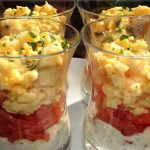 Verrines crème ciboulette, saumon fumé, oeufs brouillés