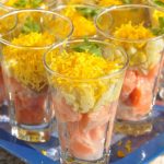 Verrines de tartare de saumon et oeufs mimosa
