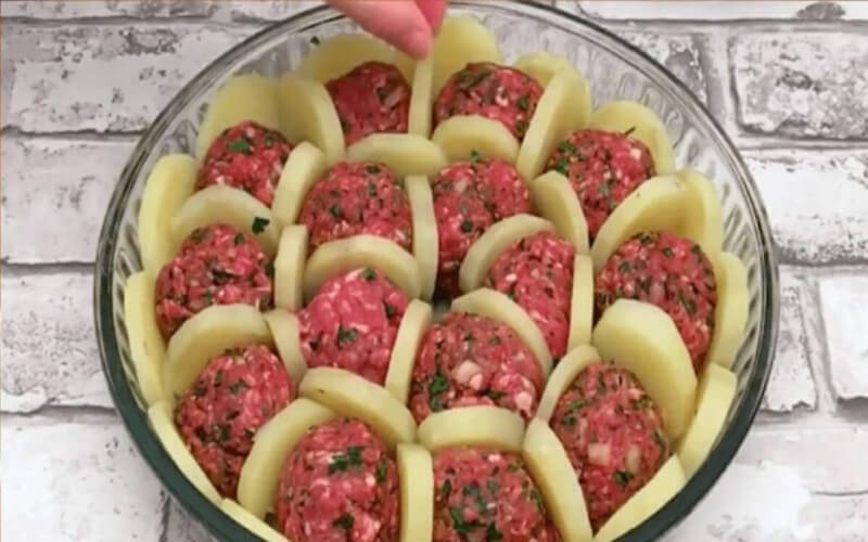 Boulettes de viande et pommes de terre gratinées