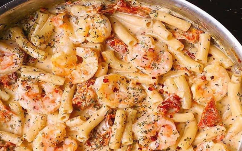 Gratin de pâtes aux crevettes avec sauce crémeuse