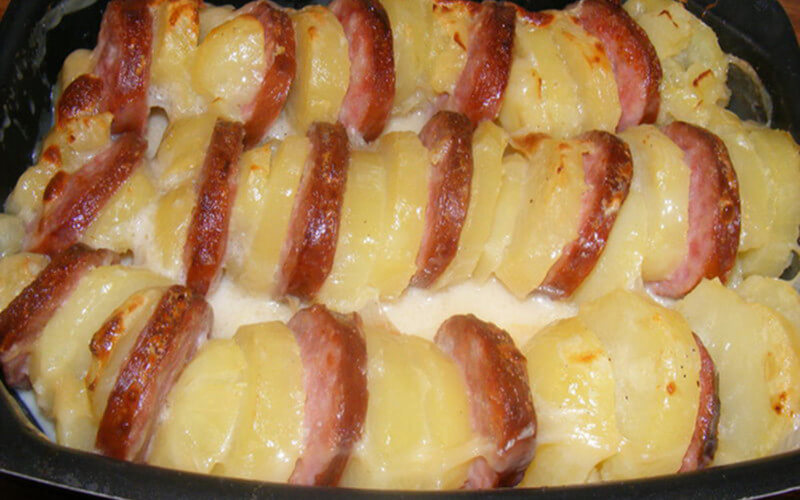 Gratin de pommes de terre, saucisse à la cancoillotte