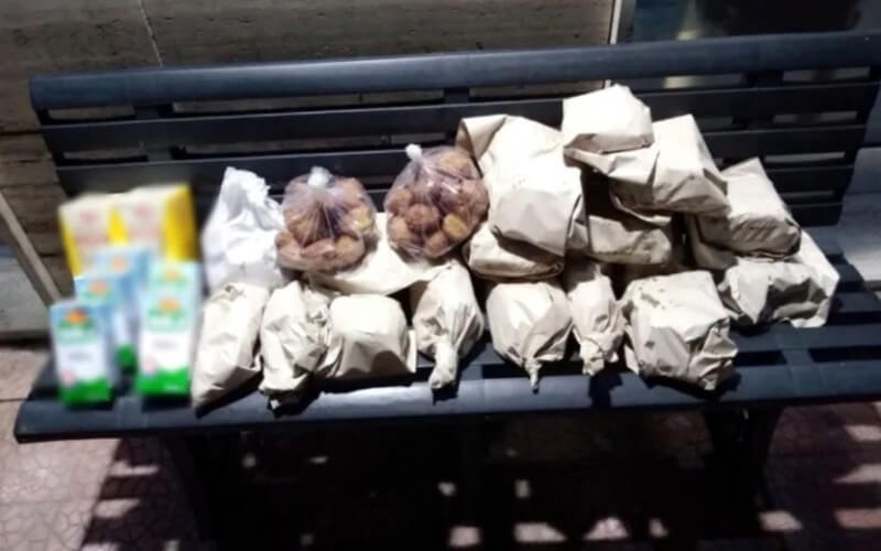 Tous les soirs, ce boulanger laisse sur un banc du pain invendu et d’autres aliments pour les personnes dans le besoin