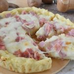 Gâteau de pommes de terre, jambon cuit et mozzarella