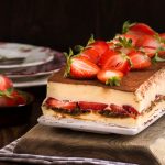 Tiramisu aux fraises à la crème fouettée