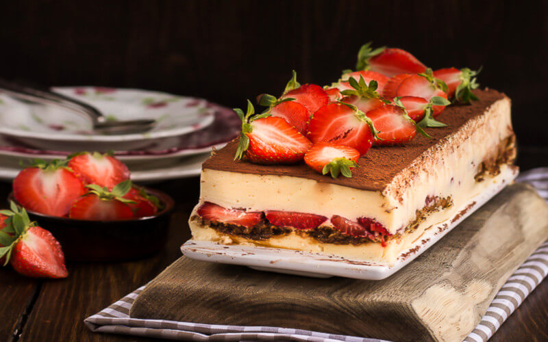 Tiramisu aux fraises à la crème fouettée