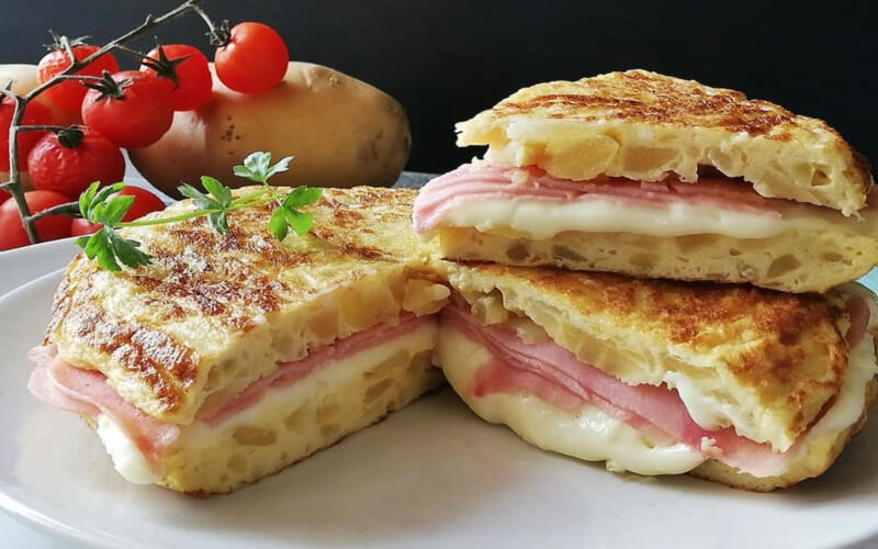 Omelette de pommes de terre farcie au jambon et au fromage