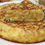 Omelette de pommes de terre, oignon et fromage