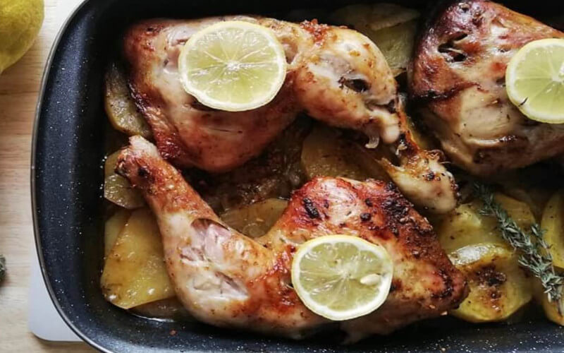 Poulet au four au citron, thym et pommes de terre