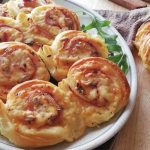 Petits pains feuilletés farcis au jambon et au fromage