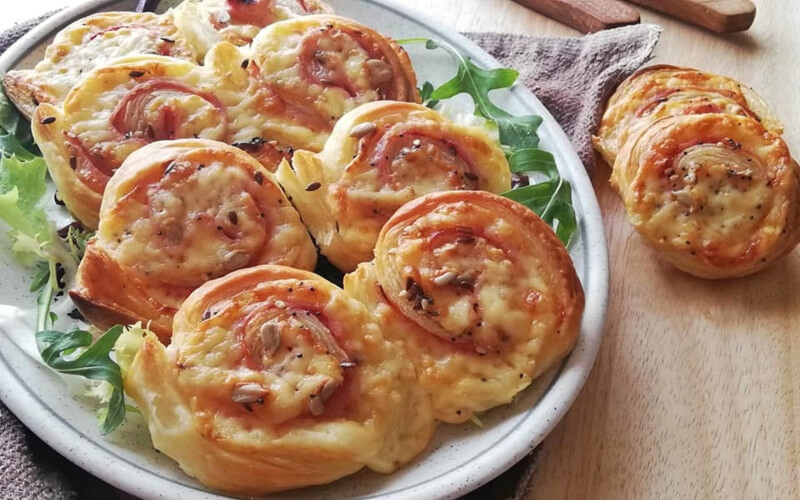 Petits pains feuilletés farcis au jambon et au fromage