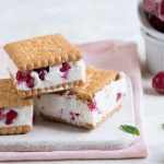 Biscuits à la crème glacée à la ricotta et framboises