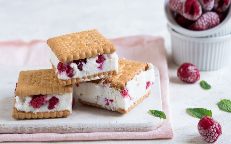 Biscuits à la crème glacée à la ricotta et framboises