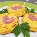 Nids de pommes de terre avec mozzarella et jambon cuit
