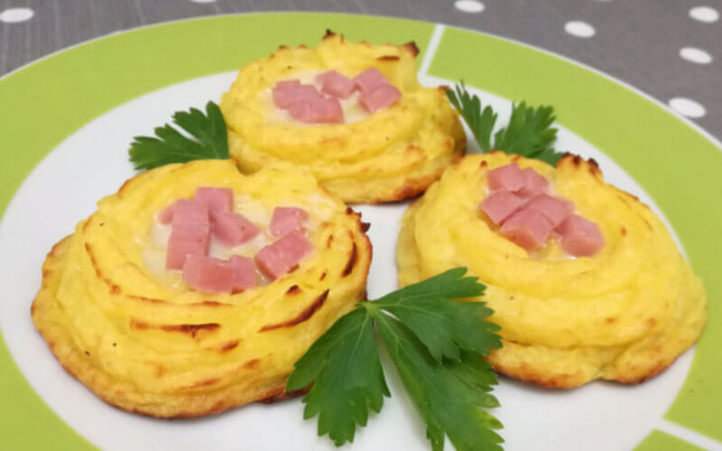 Nids de pommes de terre avec mozzarella et jambon cuit