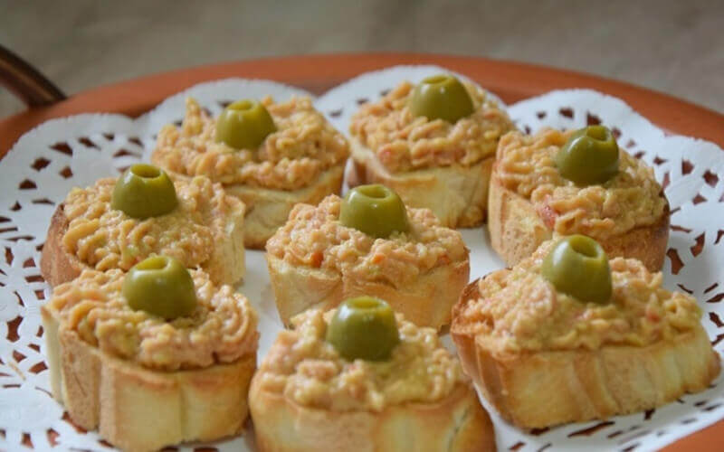 Crostini au thon et mousse d'avocat pour apéritif