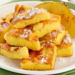 Omelette aux pommes sucrées légère