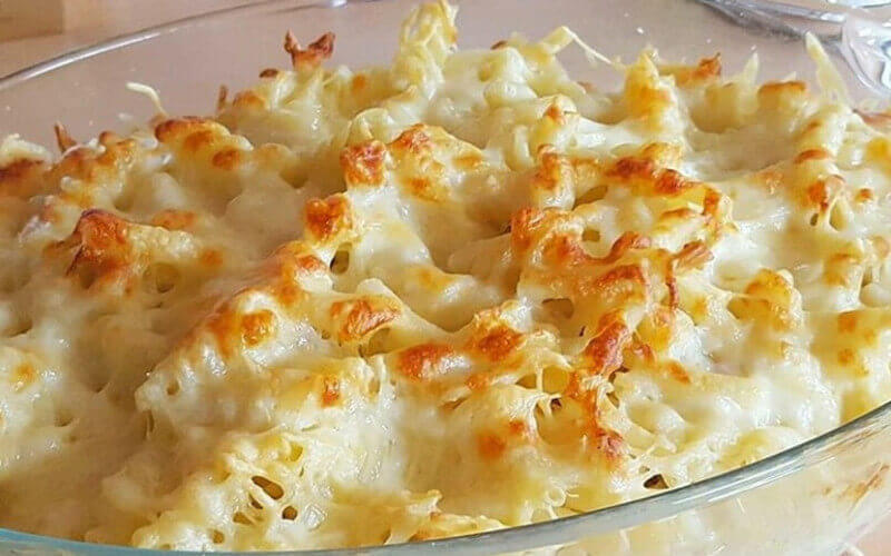 Pâtes gratinées à la béchamel au four