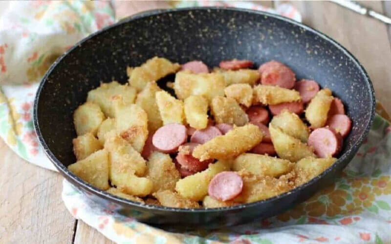 Pommes de terre sautées et saucisses à la poêle