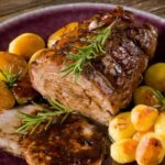 Rôti aux carottes, ail et vin blanc à la poêle