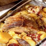 Rôti de porc avec pommes de terre et saucisses