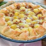 Tarte salée avec pommes de terre et saucisses