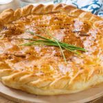 Tourte feuilletée aux pommes de terre et au saumon