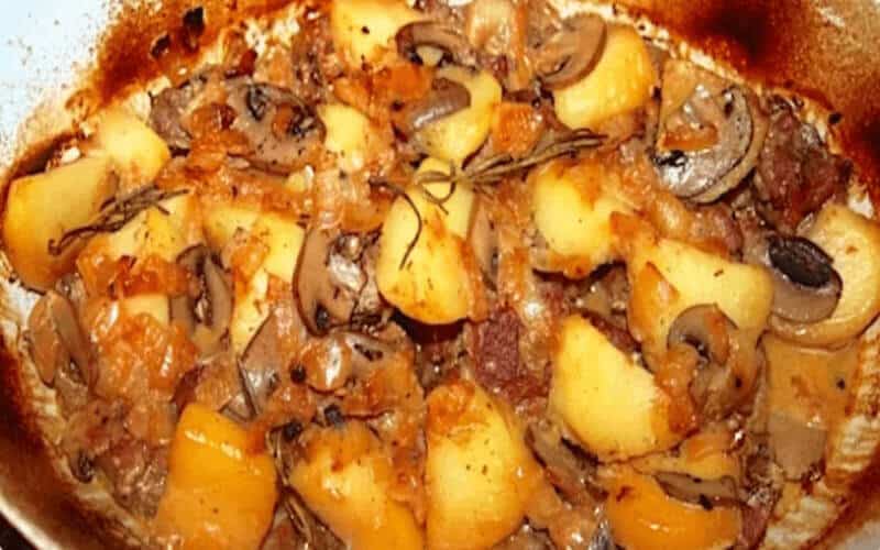 Ragoût d'agneau aux pommes de terre et champignons