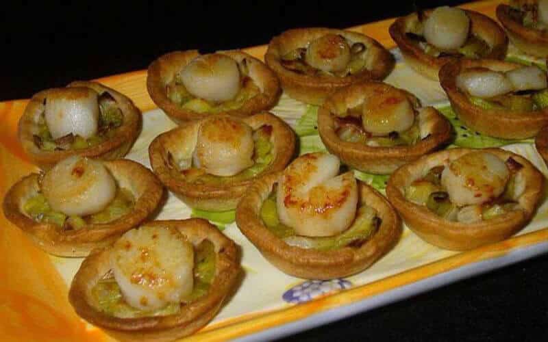 Tartelettes aux coquilles Saint-Jacques sur fondue de poireaux