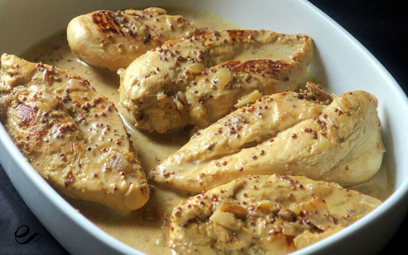 Escalopes de poulet à la moutarde et miel avec sauce onctueuse