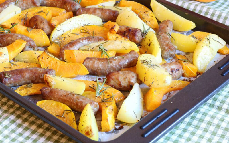 Pommes de terre et citrouille à la saucisse