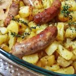 Pommes de terre et saucisses au four
