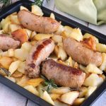 Pommes de terre et saucisses au four très savoureuses