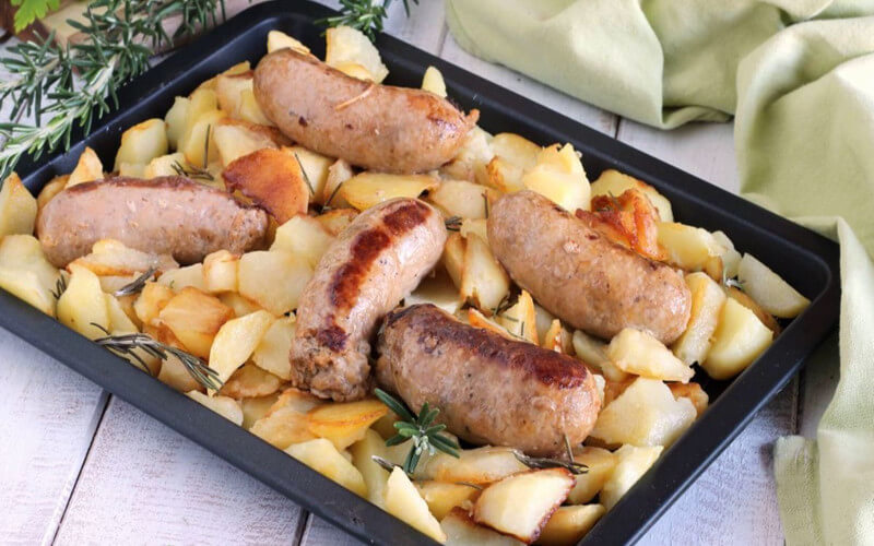 Pommes de terre et saucisses au four très savoureuses