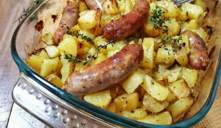 Pommes de terre et saucisses au four