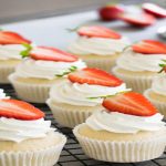 Cupcake aux fraises au cœur tendre