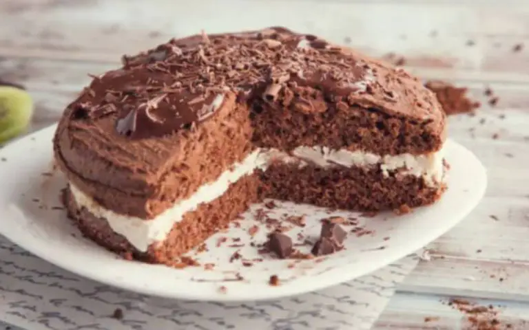 Gâteau au chocolat et à la crème et chocolat noir