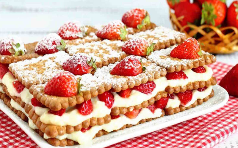 Gâteau de biscuits secs aux fraises et à la crème