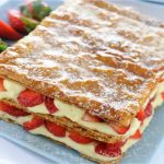 Gâteau millefeuille aux fraises et à la crème pâtissière