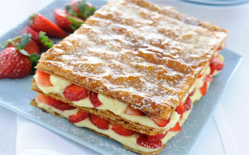 Gâteau millefeuille aux fraises et à la crème pâtissière