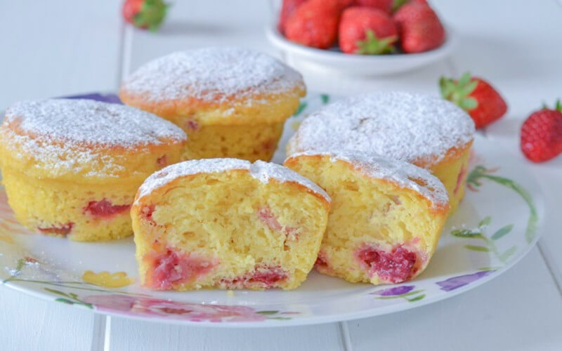 Muffins aux fraises et yogourt moelleux