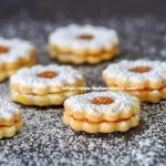 Biscuits fleurs à la confiture pour noël