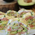 Rouleau de courgettes au saumon et avocat