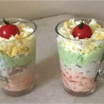 Verrines au thon, avocat, œufs et tomates