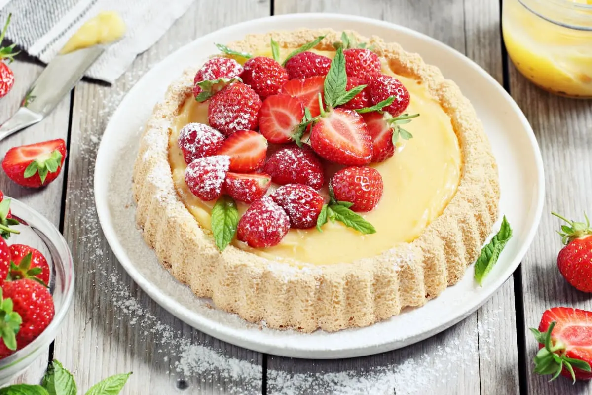 Tarte au citron et aux fraises à la menthe