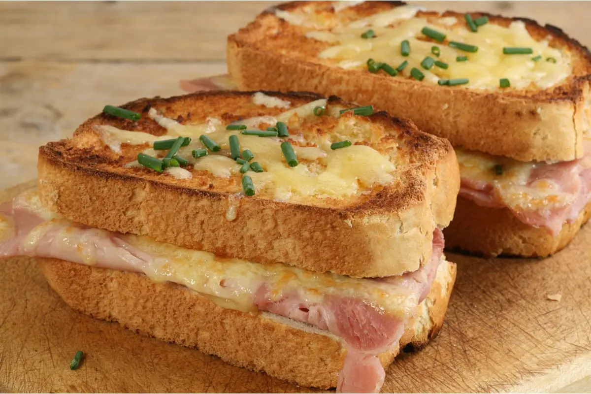 Croque monsieur au fromage et au jambon