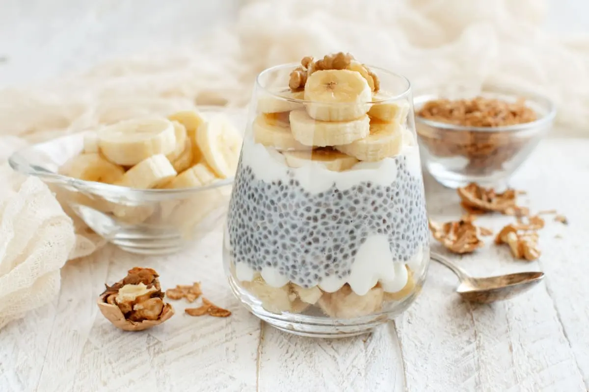 Parfait à la banane graines de chia et noix