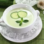 Soupe de concombre et l'ail à la menthe
