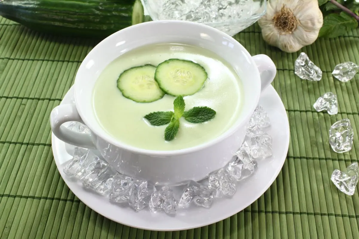 Soupe de concombre et l'ail à la menthe